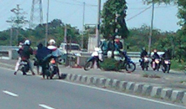 Pengendara Motor Nekat Terobos Median Jalan