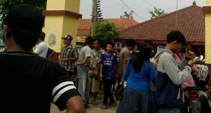 Puluhan Warga Geruduk Balai Desa, Desak Pemerkosa Ditangkap