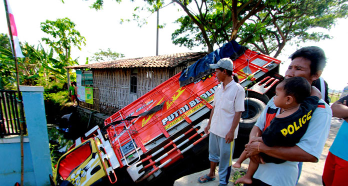 Menghindari Tabrakan dengan Bus, Truk Malah Nyungsep ke Selokan