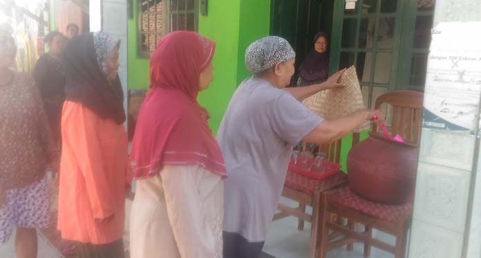 Berharap Berkah, Warga Memanfaatkan Air Gentong Haji