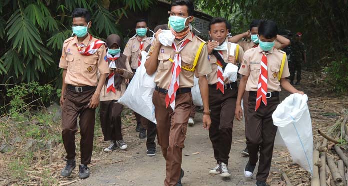 HUT, Anggota Pramuka Cari Sampah