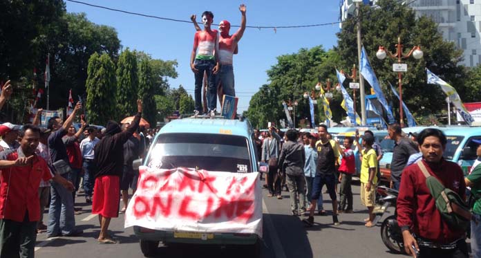 Tolak Angkutan Online, Ratusan Sopir Angkot di Kota Cirebon Mogok Narik Penumpang