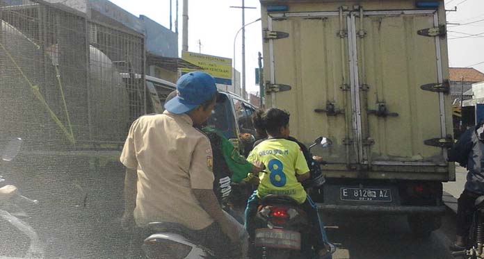 Waduh, Bocah SD Berani Bawa Motor di Jalan tanpa Helm pula