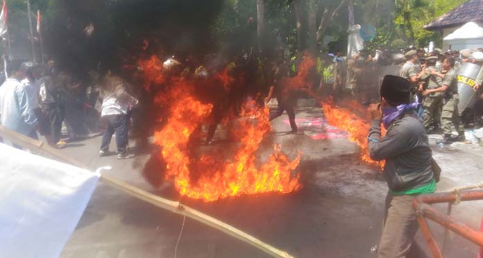 Massa Tolak PGTC Bentrok dengan Aparat di Kantor Bupati