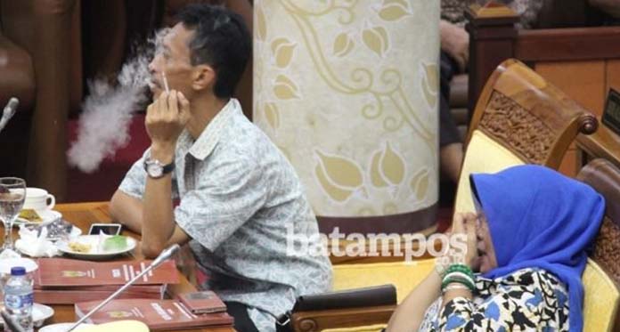 Waduh, Anggota DPRD Ini Merokok Saat Sidang Paripurna