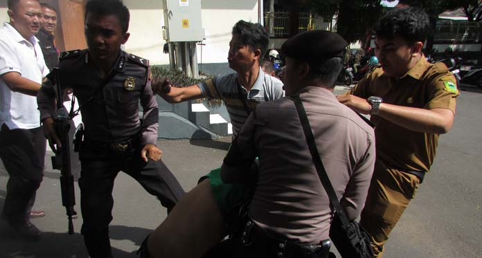 Demo Mahasiswa Kuningan Tolak Perppu Ormas Bentrok