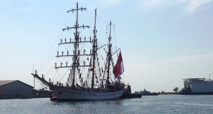 Berlabuh di Cirebon, KRI Dewaruci Diserbu Warga