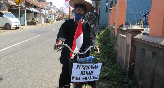 Wow, Orang Ini Keliling Makam Wali Songo Pakai Sepeda