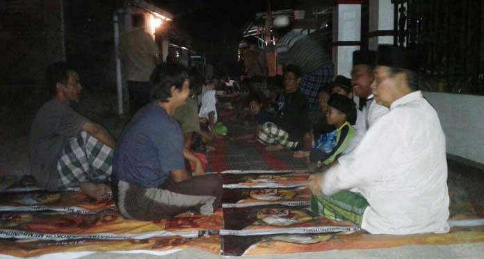 Warga Tahlilan di Jalan Tutup Ritual Tolak Bala