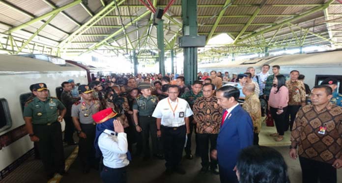 Ke Sukabumi, Jokowi Naik KA Luar Biasa
