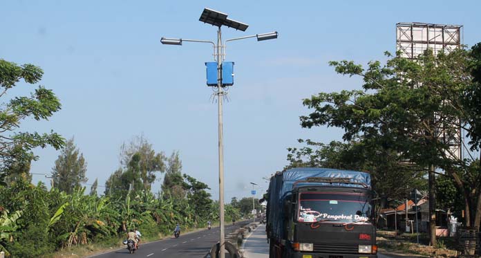 Alat Penerangan Jalan Umum Tenaga Surya Jalur Pantura Ditambah