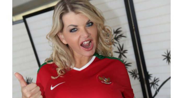 Bintang Panas Vicky Vette Dukung Indonesia, Nih Janjinya Jika Timnas Juara