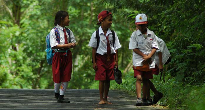 Demi Belajar, Siswa di Desa Ini Rela Menempuh Perjalanan Jauh