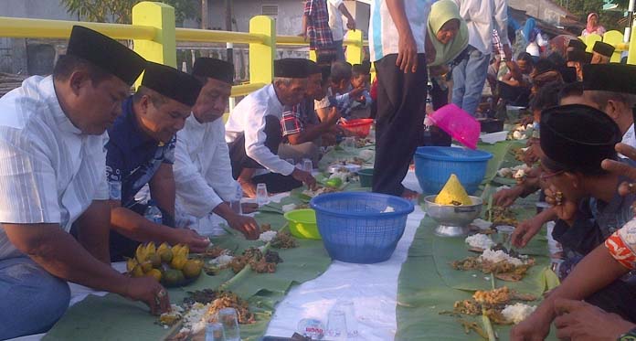 Syukuran Pembangun Lancar, Warga Makan Bancakan di Tengah Jembatan