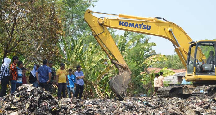 Pemdes Tulungagung Bersih-bersih Sampah di Bantaran Kali Cimanuk