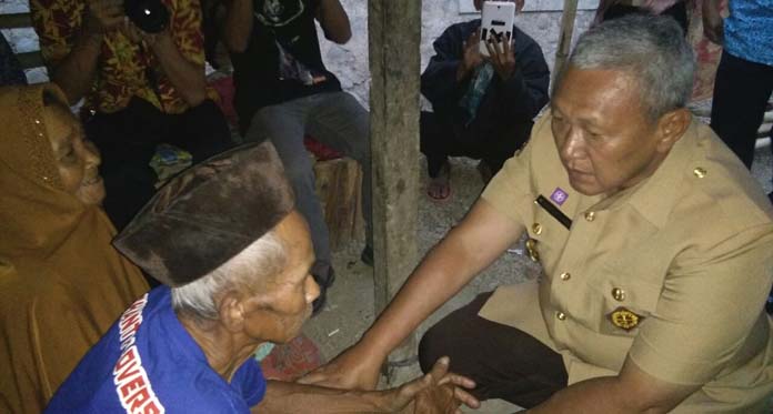 Kunjungi Aswadi, Bupati Pastikan Warga Miskin Pasti Dapat Bantuan