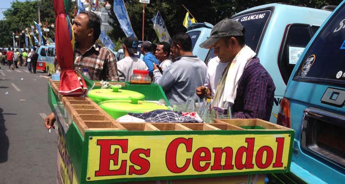 Alhamdulillah, Aksi Demo Sopir Angkot  Bawa Berkah Bagi Penjual Minuman dan Es