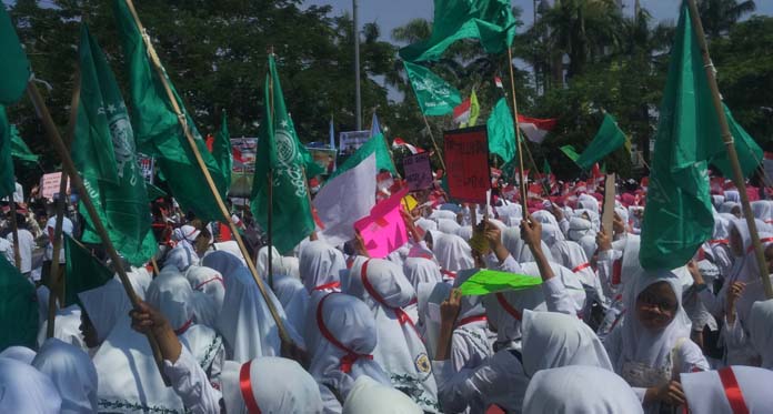 Tolak Full Day School, Ribuan Santri Kepung Kompleks Pemkab