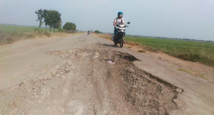 3 Tahun Bupati Sunjaya Memimpin, Jalan Gegesik-Panguragan Masih Rusak Parah