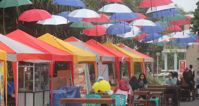 Nikmati Pesta Pelangi Grage City Mall dengan Latar  Payung Warna Warni