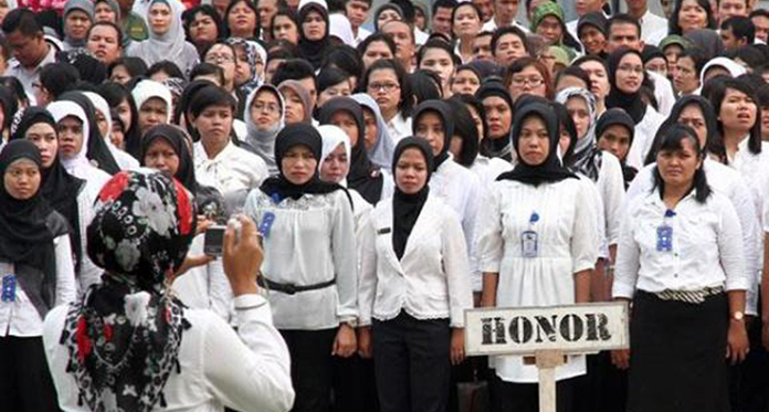Sebelum Cuti, Walikota Azis Tanda Tangani SK Honorer Tenaga Pendidik
