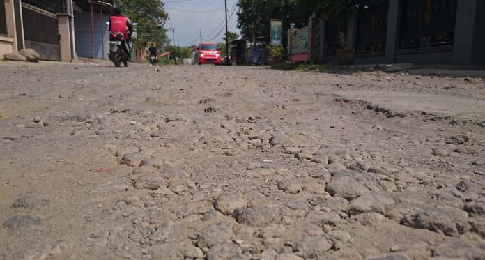 Ironis, Jalan Lintas Kabupaten Ini Rusak Parah