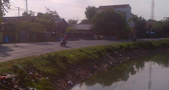 Jalan Pantura Lama Widasari Indramayu Miring, Rawan Kecelakaan