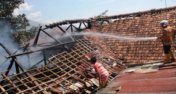 Lagi-lagi Akibat Tungku, Rumah Pensiunan Kemenag Terbakar