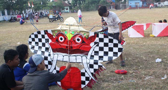 Puluhan Layang-layang Hias Indahkan Langit Cidahu