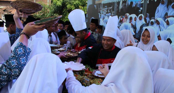 KKP Helat Gemasatukata, Seribu Lebih Santri Buntet Makan Ikan