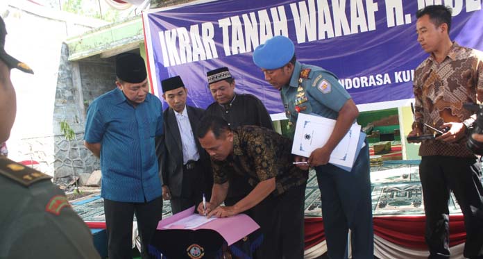 Panglima Komando Armabar Serahkan Tanah Wakaf untuk Pesantren