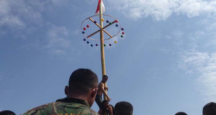 Meriahkan HUT ke-72 RI, Arhanudse 14 Cirebon Lomba Panjat Pinang Bersama Warga