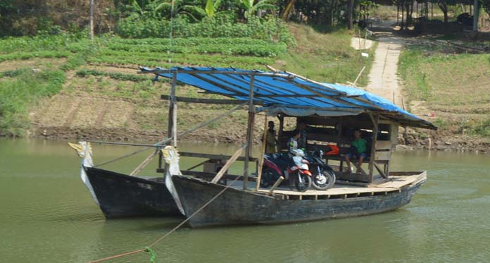 Puluhan Tahun Perahu Jadi Jembatan Penyeberangan Kali Cimanuk