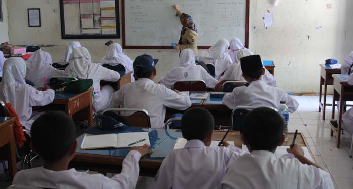 Kuota PPDB Jebol, Satu Meja Bertiga, Laboratorium dan Perpustakaan Jadi Kelas