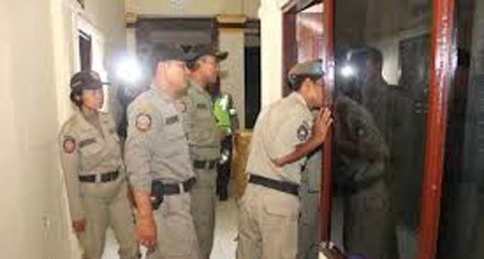 Satpol PP Imbau Dermawan Door to Door