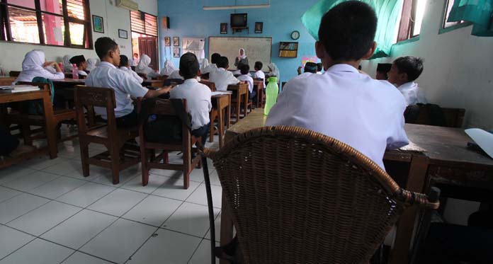 Ruang Kelas Overload; Tak Ada Bangku, Kursi Rotan Pun Jadi