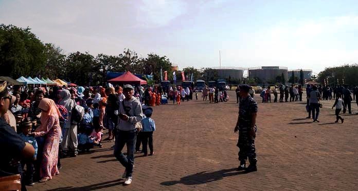 Datangi Pelabuhan, Warga dan Pelajar Sambut Kedatangan KRI Dewa Ruci