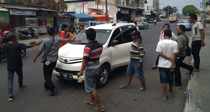 Memanas, Sopir Angkutan Konvensional dan Online Saling Dorong