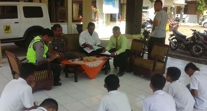 Pelajar Dirazia Satpol PP saat Nongkrong di Warung Pada Jam Sekolah