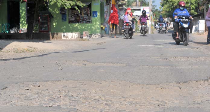 Dekat Kota, Jalan Desa Tuk Bertahun-tahun Rusak Tanpa Perbaikan