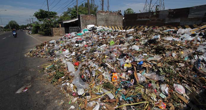 Memalukan, Sampah di Kanggraksan dan Dekat Goa Sunyaragi Luber ke Jalan