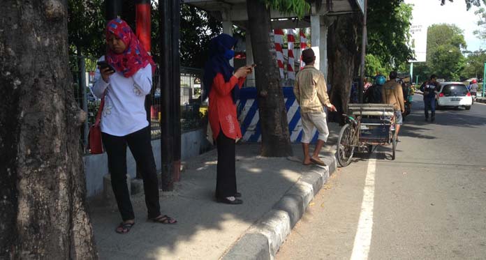 Sopir Angkot Masih Mogok, Penumpang Telantar