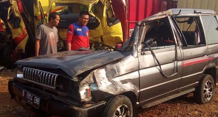 Ban Minibus Toyota Kijang Pecah di Tol Cipali, Sekeluarga Asal Depok Tewas