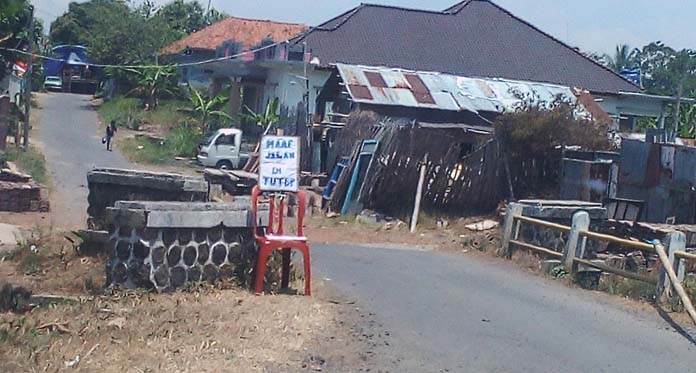 Warga Keluhkan Jalan Ditutup karena Hajatan