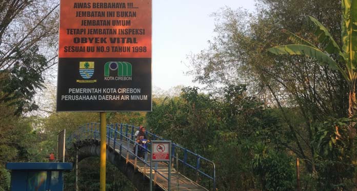 Patok di Tengah Jembatan Melengkung Dipotong, Peringatan Larangan Diabaikan