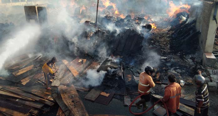 Di Indramayu, Kebakaran Gudang Material Ludes Akibat Sampah