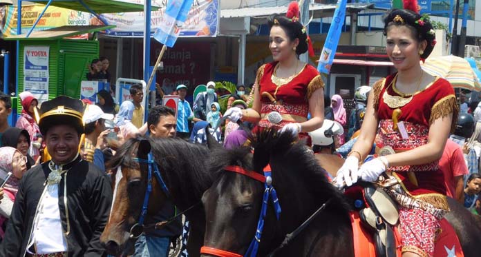 Pasukan Wanita Penunggang Kuda dari Surakarta Ikuti Kirab Festival Keraton Nusantara