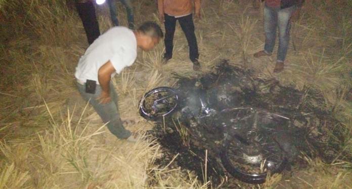 Gara-gara Nodong Minta HP, Pelaku Diamuk dan 2 Motornya Dibakar Massa