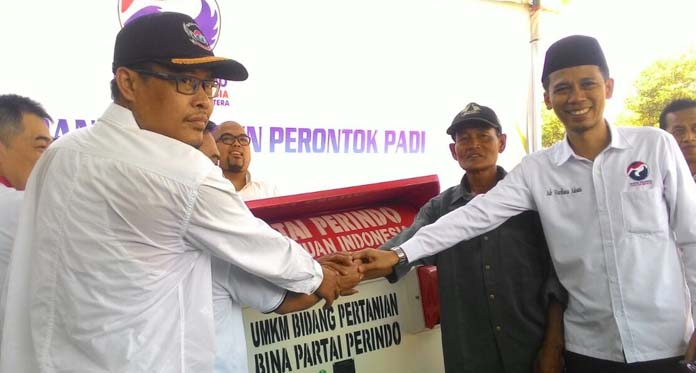 Perindo Bagi-Bagi Mesin Perontok Padi dan Gerobak UMKM