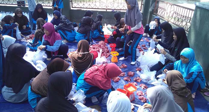 Rayakan Idul Adha, SMAN 1 Sumber Distribusikan 300 Paket Daging Kurban